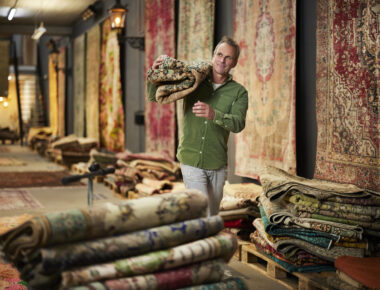 Ondernemer Jeroen Slokker in zijn winkel Rozenkelim